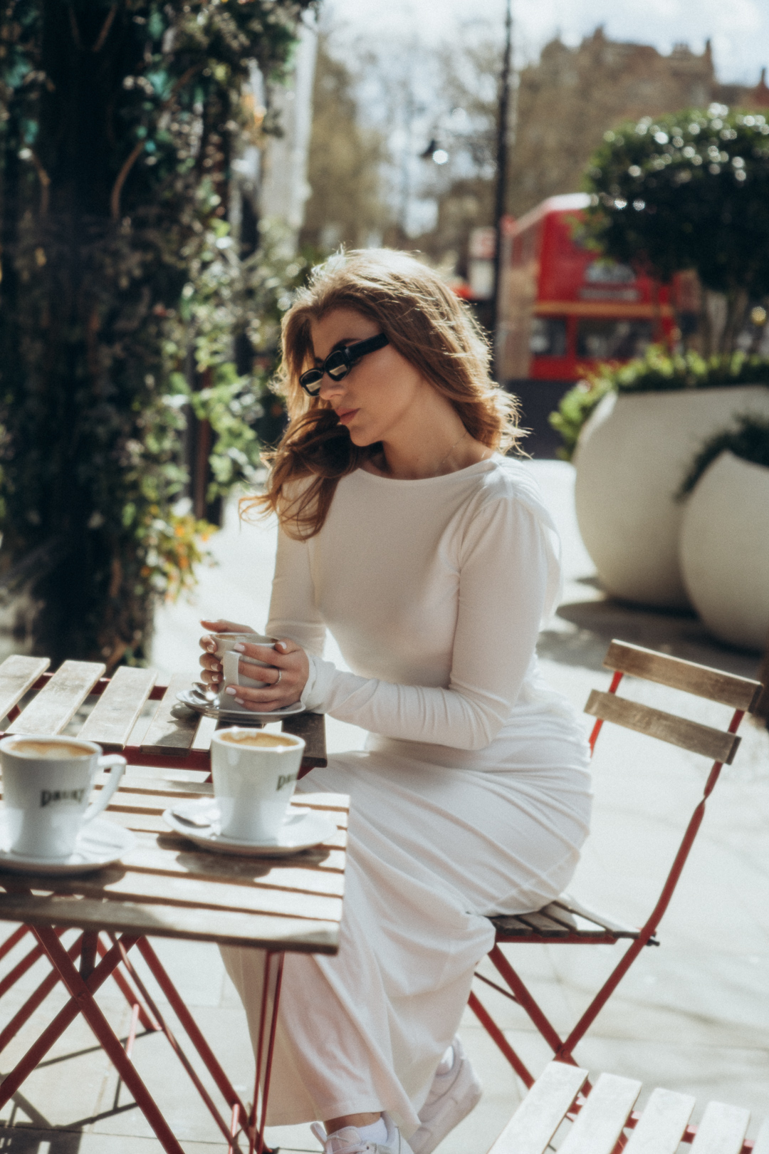 Lifestyle photography session — woman at London café
